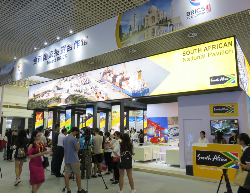 1505812749525025.jpg (图为南非馆已装扮就绪).jpg